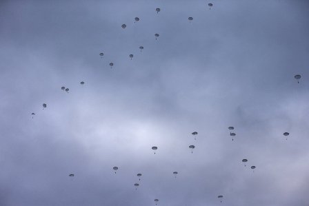 Lính dù Nga bay lượn trên bầu trời 'sát sườn' NATO ảnh 2